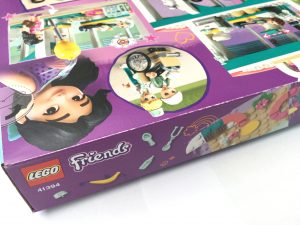 Speel de rol van dokter, patiënt en bezoeker Emma en beleef levensechte situaties in het ziekenhuis met deze kleurrijke en gedetailleerde LEGO Friends Heartlake City ziekenhuis (41394) bouwset.